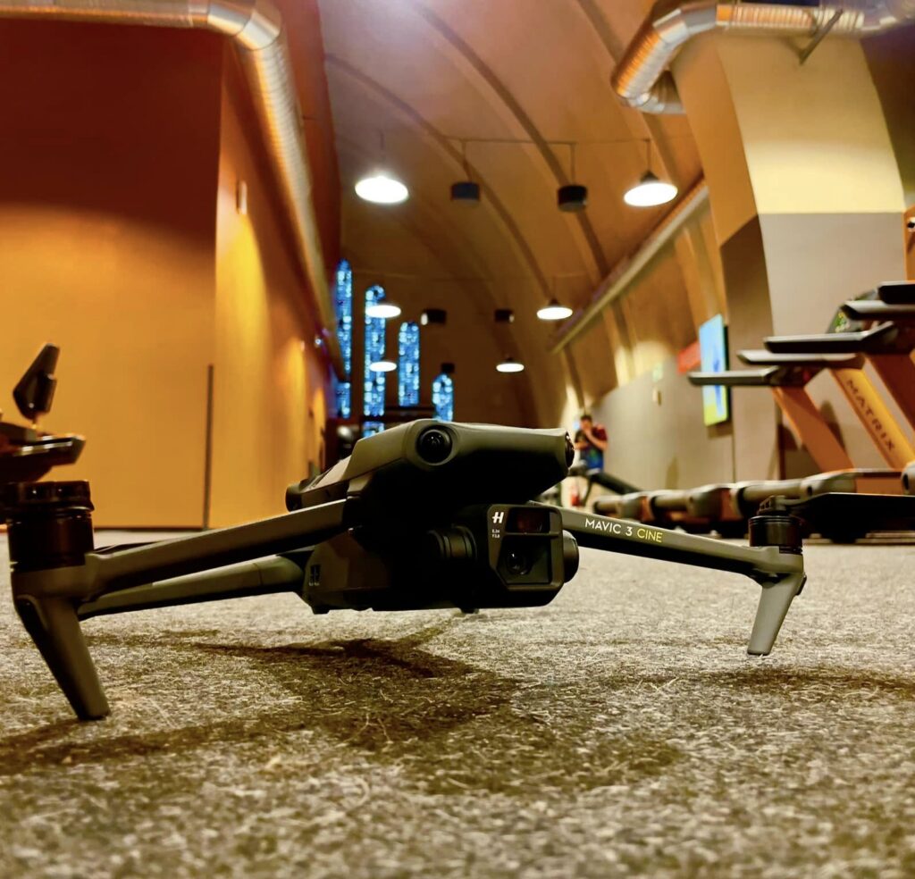 Inspection de l'intérieur d'une église à Rouen par drone