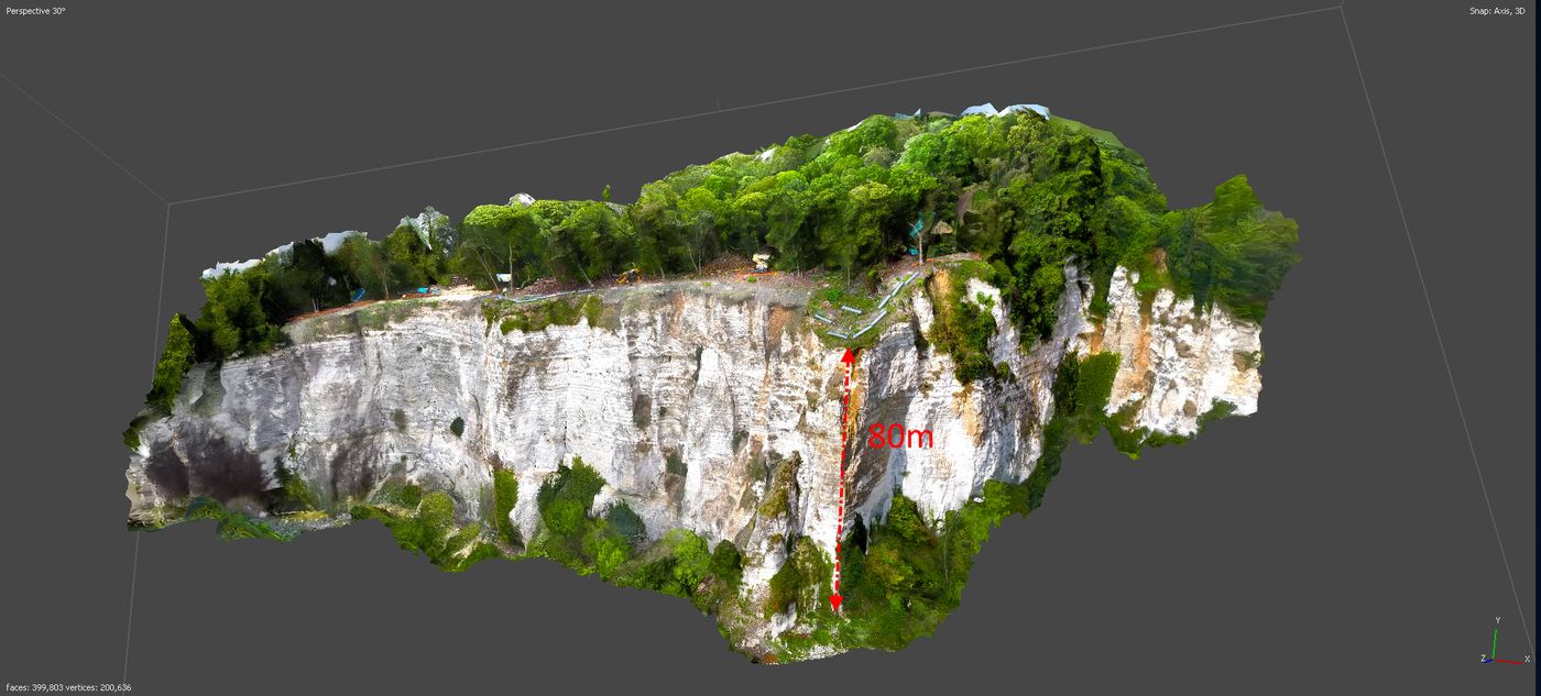 Modèle 3D d'une falaise avec mesure de hauteur de 80 mètres réalisée par drone