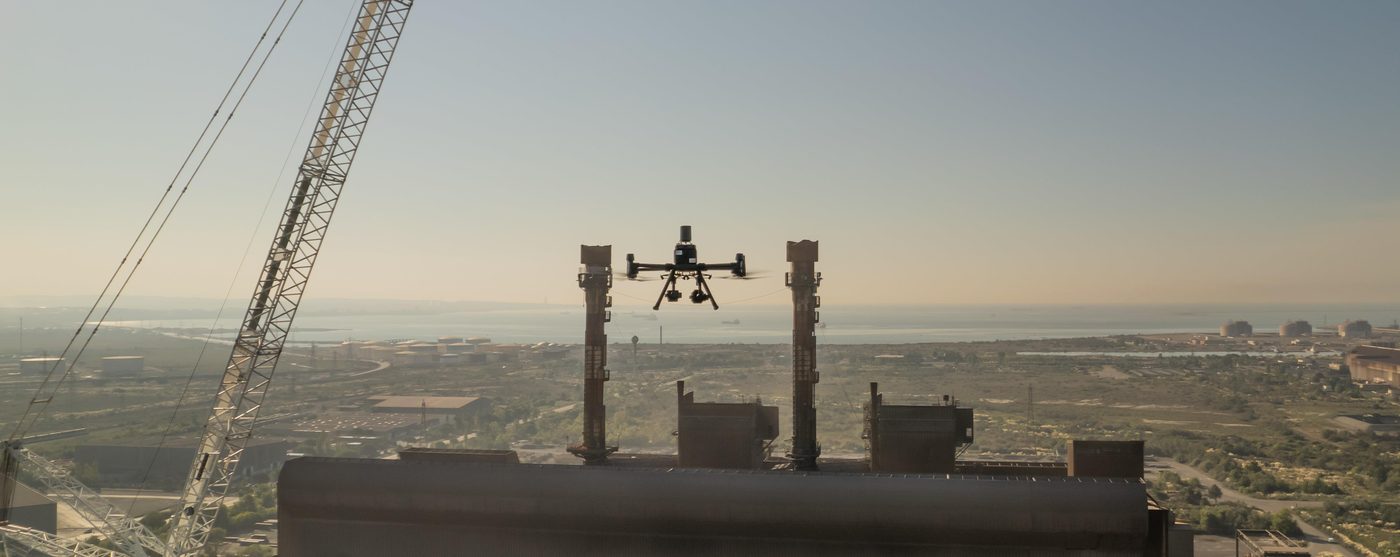 Drone en vol à hauteur des torchères pendant la retransmission en direct