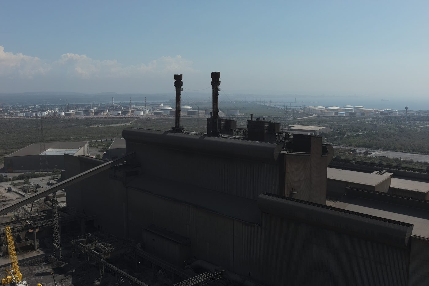 Vue aérienne par drone d'un site industriel avec ses deux torchères avant intervention